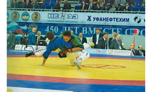 Чемпионат мира по борьбе на поясах. Уфа, 2007. Выступает А.И.Бикбаев (в зелёной спортивной рубашке)