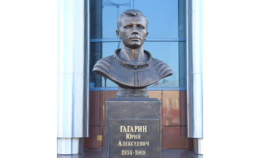 Памятник Герою Советского Союза Ю.А.Гагарину (Верхнеторговая площадь). Скульптор А.М.Дементьев (2011).