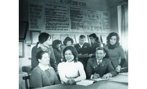 Секретарь первичной комсомольской организации Утягановской 8‑летней школы Р. Кусяпкулова (в 1‑м ряду 2‑я слева) на занятии кружка политического просвещения. 1981
