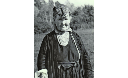 Женщина в традиционной марийской одежде (с.Верх. Изяк Благовещенского р‑на, 1980)