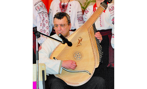 Бандурист хора украинской песни “Кобзарь” Р. А.Исламов. 2010