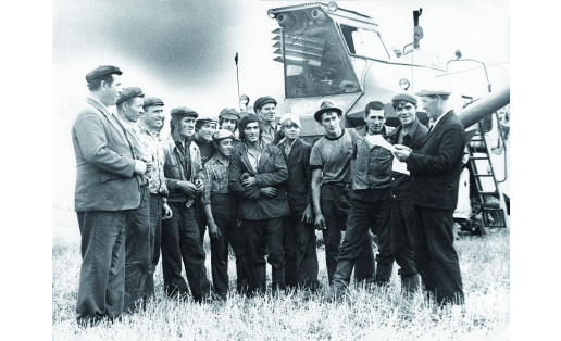Комсомольско‑молодёжное звено Р. Асянова Колхоза имени Жданова на подведении итогов дня. 1980