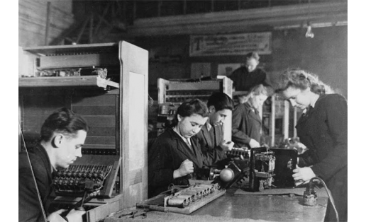 Уфимский завод телефонной аппаратуры. Участок сборки коммутаторов, 1941 The Ufa Telephone Equipment Plant. The switch assembly site, 1941