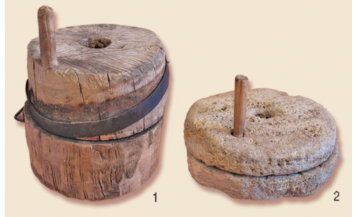 Жернова: 1 - деревянные; 2 - каменные. Национальный музей РБ