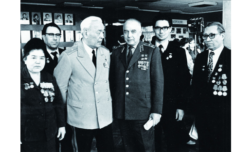 Ф. Х. Мустафина (1-я слева), Герой Советского Союза Т. Т. Кусимов (2-й слева), Герой Советского Союза М. Г. Гареев (3-й слева), Т. Ш. Саяпов (5-й слева) в Музее комсомола Башкирии