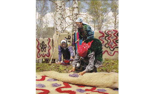 Изготовление и декорирование кошмы на празднике войлока (с.Бурангулово Абзелиловского р‑на, 2004)