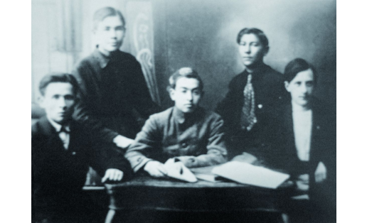 Работники Башкирского обкома РКСМ (справа налево: Г. Кушаев, Кайпкулов, Г. Галин, Г. Хайри). 1920-е гг.
