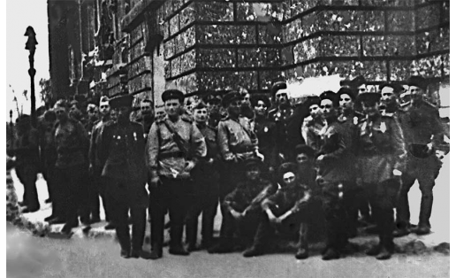 Бойцы 16-й гвардейской Черниговской кавалерийской дивизии у стен Рейхстага. Берлин, 1945