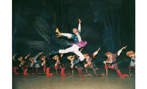 Сцена из балета “Журавлиная песнь” Л.Б.Степанова и З.Г.Исмагилова. БГТОиБ, 1997