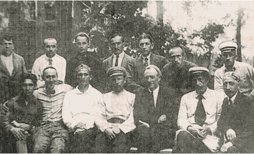Представитель миссии АРА У.Белл (1-й ряд 5-й слева) в Башреспублике. Уфа, 1922