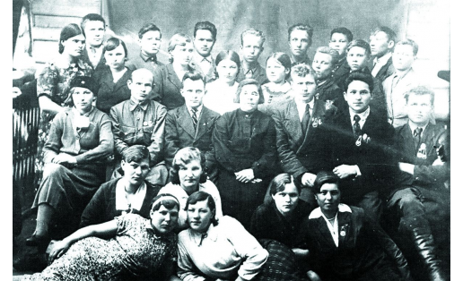 Первый комсомольский коллектив Верхне‑Татышлинской средней школы. 1937