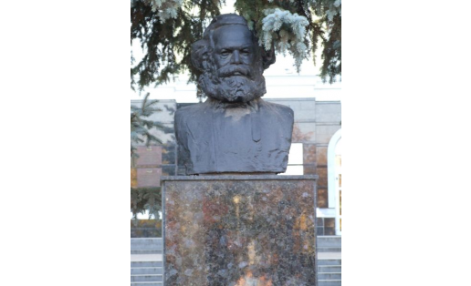 Памятник Карлу Марксу (ул. Карла Маркса, 69). Скульптор Л.Е.Кербель (1963).
