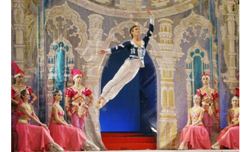 Сцена из балета “Баядерка” Л.Ф.Минкуса. И.И.Маняпов в партии Солора. A scene from the La Bayadere ballet by L.F.Minkus