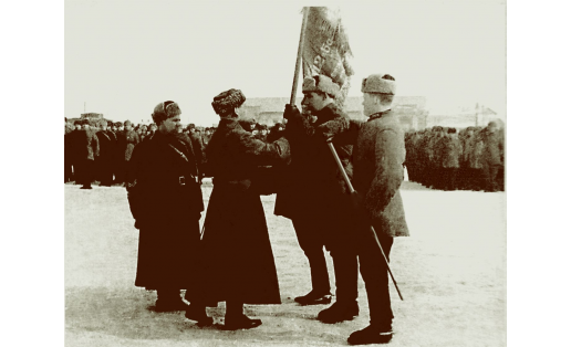 Командир 112-й кавалерийской дивизии М.М.Шаймуратов передаёт знамя кавалеристам. Станция Дёма, 22 марта 1942