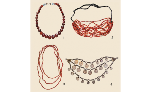 Нагрудные украшения: 1 — бусы из сердолика; 2 — ожерелье из кораллов; 3 — бусы из кораллов; 4 — ожерелье из монет. Национальный музей РБ.