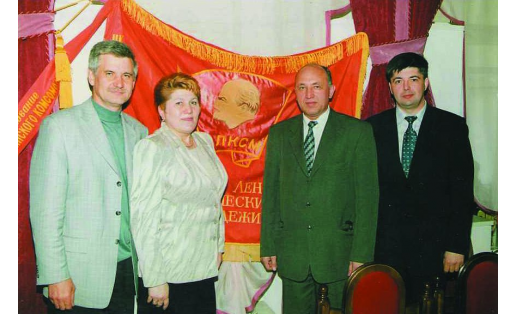 Первые секретари Октябрьского райкома ВЛКСМ г. Уфы (слева направо: Р. И. Бигнов, Т. М. Шамонина, Р. Р. Чанышев, И. Г. Каримов). 2002