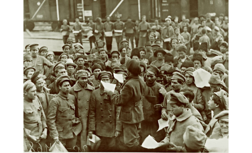 Чтение газеты "Салават" бойцами в Петрограде. 1919 г.