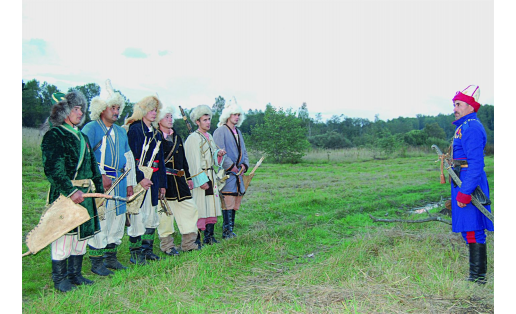 Члены военно-исторического клуба “Северные амуры” на фестивале “День Бородина”. Бородинское поле, 2010