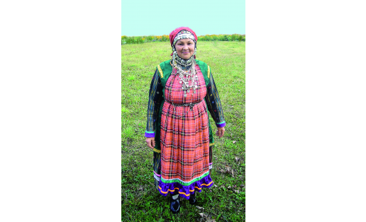 Удмуртка в традиционной одежде (д.Старый Кызыл‑Яр Татышлинского р‑на, 2009)