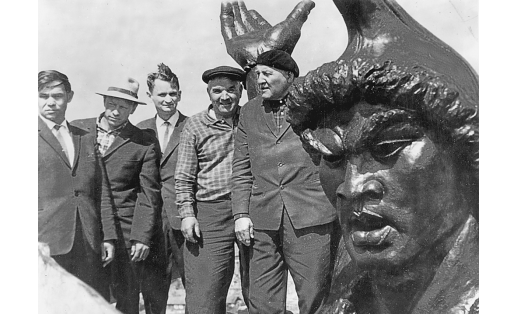 С.Д.Тавасиев (первый справа) с группой специалистов во время монтажа памятника Салавату Юлаеву в Уфе. 1967 г.