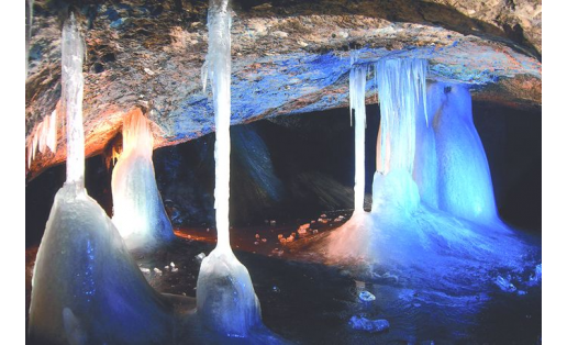 Аскынская пещера. Ледяные сталагмиты The Askynskaya Cave. Ice stalagmites
