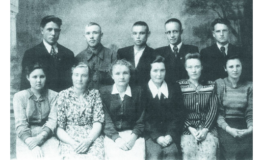 Члены бюро и сотрудники аппарата Дюртюлинского райкома ВЛКСМ перед конференцией. 1955