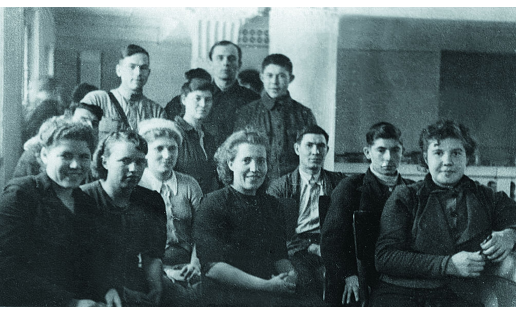 Делегаты от Ишимбайского горкома ВЛКСМ на 15‑й Башкирской областной конференции ВЛКСМ (г. Уфа, 1944)
