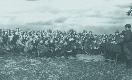 Комсомольское собрание в 112-й Башкирской кавалерийской дивизии. 1942