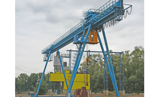 Продукция Уфимского краностроительного завода. Кран козловой Products of the Ufa crane building plant. A gantry crane