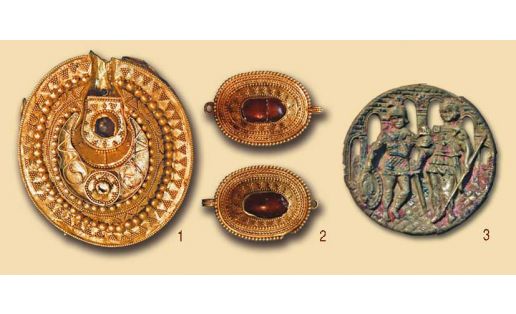 Находки из Уфимских погребений: золотые — колт (1), медальоны (2); бронзовая бляха (3) Finds from Ufa burials: a golden — colt (1), medallions (2); a bronze plaque (3)