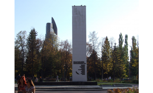Мемориальный комплекс "Борцам за Советскую власть" (обелиск, стела и вечный огонь). Надпись на стеле "Уходя в бессмертие, вы солнце завещали, из неволи вынесли свободу!". Надпись на обелиске "Здесь похоронены активные участники ре
