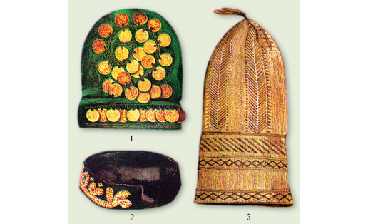 Ҡалпаҡтар: 1 — тәңкә баҫылған ҡалпаҡ; 2 — алтын уҡа м‑н биҙәлгән ҡалпаҡ; 3 — бәйләнгән ҡалпаҡ