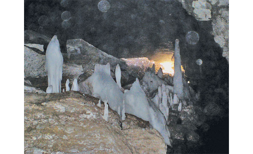 Охлебининская пещера. Ледяные сталагмиты