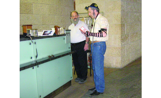 Еврей с тфиллином, приготовившийся к молитве