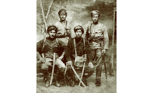 Командир взвода 4‑го эскадрона 27‑го полка Отдельной Башкирской кавалерийской бригады З.М.Казнабаев (в центре) с бойцами. Юго-Западный фронт, 1920