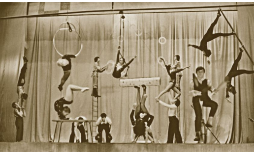 “Цирковая композиция” в исполнении участников цирковой студии “Юность”