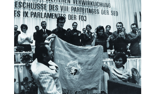 2-й секретарь Башкирского обкома ВЛКСМ В. Х. Байтурина вручает знамя пионерской организации делегатам окружной конференции Союза свободной немецкой молодёжи округа Галле (ГДР). 1973