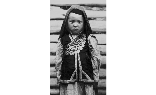 Девочка в традиционном костюме с перевязью (д.Асфаган Аргаяшского кантона). 1930