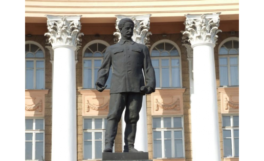 Памятник Г.К.Орджоникидзе. Скульптор М.Е.Тоидзе (1955). Площадь перед ДК им.Орджоникидзе.