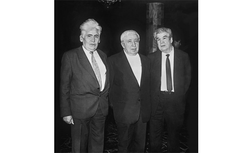 Р.Г.Гамзатов (в центре) среди башкирских писателей: М.Гали (слева), М.Карим