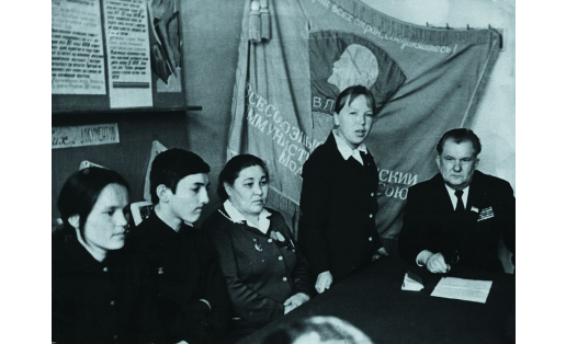 1‑й секретарь Мишкинского райкома ВЛКСМ З. К . Яковлева (2‑я справа) с 1‑м секретарём Мишкинского райкома КПСС Н. Т. Лысенко (1‑й справа)