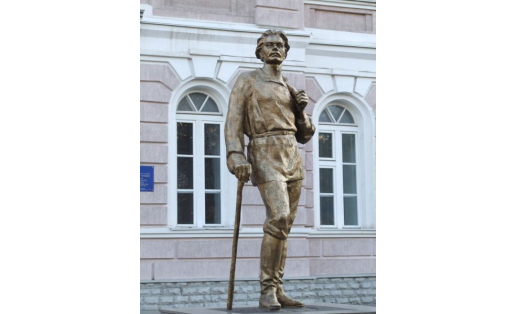 Памятник Максиму Горькому на терр. гимназии №3
