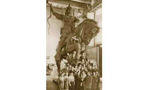 С.Д.Тавасиев на Ленинградском заводе “Монументскульптура” среди рабочих-литейщиков. 1963