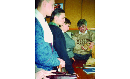 Р.М.Юсупов со студентами в антропологической лаборатории ИИЯЛ. Уфа,1995