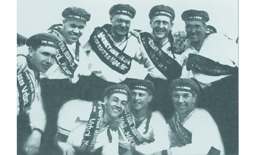 Участники лодочного похода Уфа—Москва (в 1-м ряду 1-й слева — А. Г. Бикчентаев). 1935