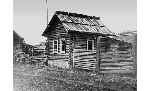 Дом с закрытым бревенчатым фронтоном с нависающей крышей из дранки. Д.Атиково Бурзянского р-на, 1958