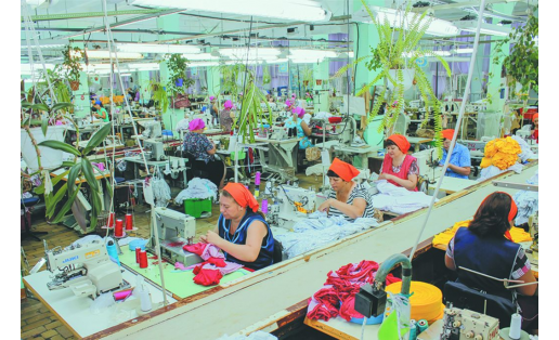 Ишимбайская фабрика трикотажных изделий. Закройно-швейный цех The Ishimbay knitwear factory. The cutting and sewing workshop