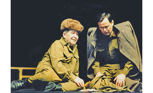 Ш.Р.Рахматуллин (слева) в роли Шакира (“...Шаймуратов‑генерал” Ф.М.Булякова). Генерал — Х.Г.Утяшев