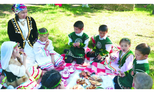 Дети на празднике “Кякук сяйе” (“Кукушкин чай”). Город Сибай Children at the Kyakuk syaye holiday (Cuckoo’s tea). Sibay