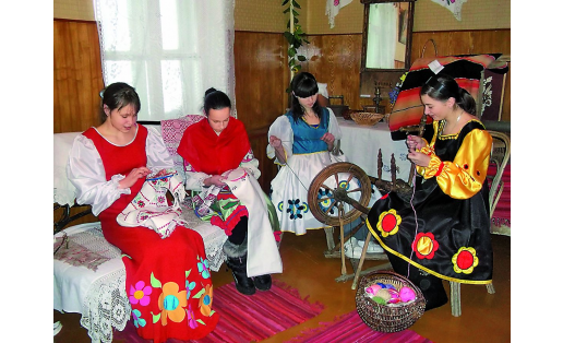 Участницы кружка “Рукодельница” за традиционными женскими ремёслами (с.Балтика Иглинского р‑на, 2012)